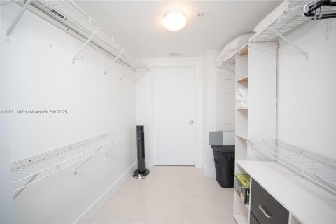 Condominio en alquiler en Miami, Florida, 2 dormitorios, 97.36 m2 № 1781489 - foto 15