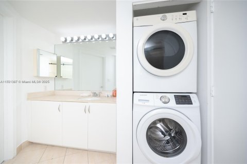 Condominio en alquiler en Miami, Florida, 2 dormitorios, 97.36 m2 № 1781489 - foto 7