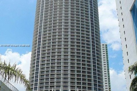 Condominio en alquiler en Miami, Florida, 2 dormitorios, 97.36 m2 № 1781489 - foto 1