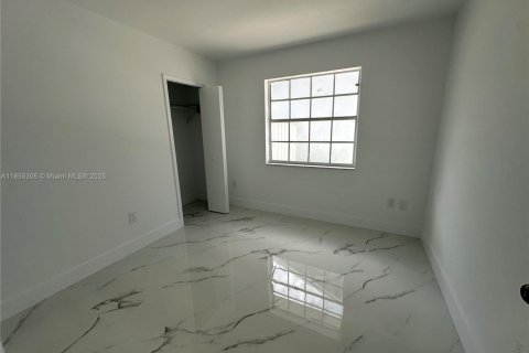 House in Miami, Florida 4 bedrooms, 146.04 sq.m. № 1892229 - photo 10