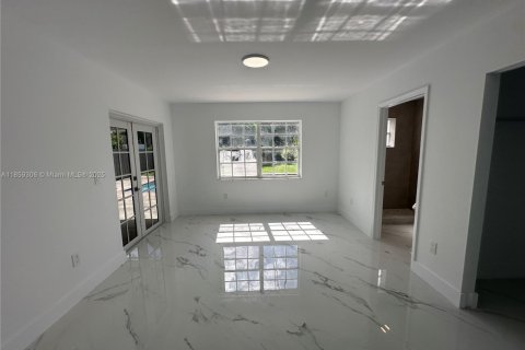 House in Miami, Florida 4 bedrooms, 146.04 sq.m. № 1892229 - photo 12