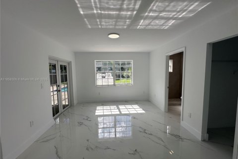 House in Miami, Florida 4 bedrooms, 146.04 sq.m. № 1892229 - photo 11