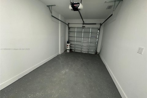 House in Miami, Florida 4 bedrooms, 146.04 sq.m. № 1892229 - photo 7