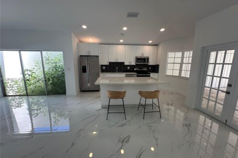 House in Miami, Florida 4 bedrooms, 146.04 sq.m. № 1892229 - photo 6