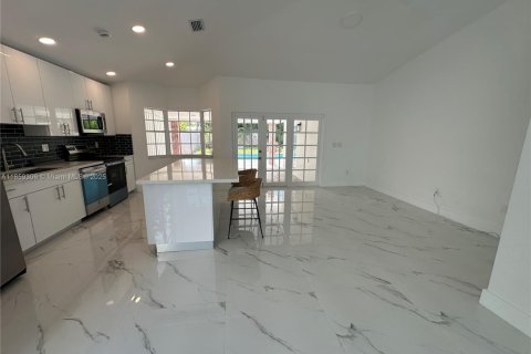 House in Miami, Florida 4 bedrooms, 146.04 sq.m. № 1892229 - photo 3