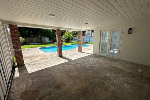 House in Miami, Florida 4 bedrooms, 146.04 sq.m. № 1892229 - photo 18