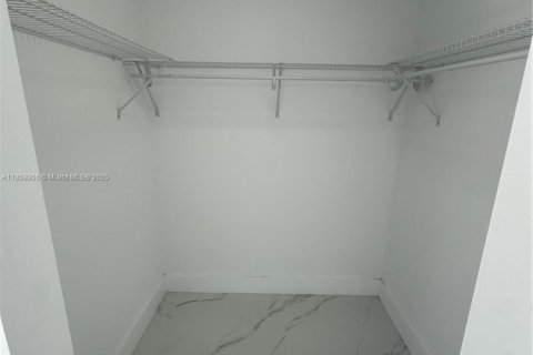 House in Miami, Florida 4 bedrooms, 146.04 sq.m. № 1892229 - photo 13
