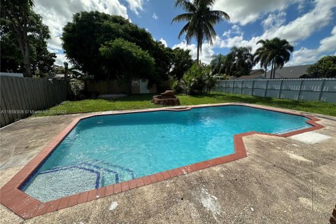 House in Miami, Florida 4 bedrooms, 146.04 sq.m. № 1892229 - photo 16