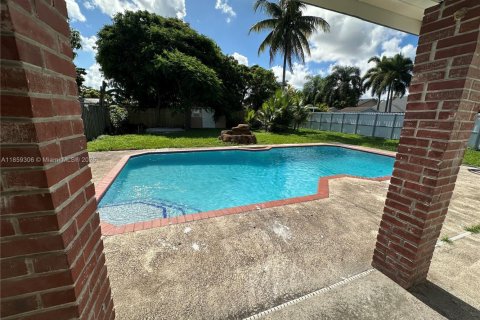House in Miami, Florida 4 bedrooms, 146.04 sq.m. № 1892229 - photo 19