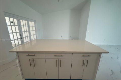 House in Miami, Florida 4 bedrooms, 146.04 sq.m. № 1892229 - photo 5