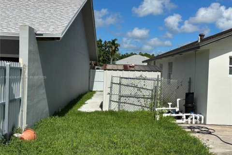House in Miami, Florida 4 bedrooms, 146.04 sq.m. № 1892229 - photo 22