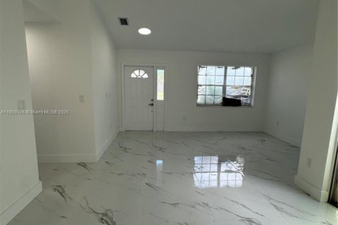 House in Miami, Florida 4 bedrooms, 146.04 sq.m. № 1892229 - photo 4