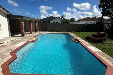 House in Miami, Florida 4 bedrooms, 146.04 sq.m. № 1892229 - photo 17