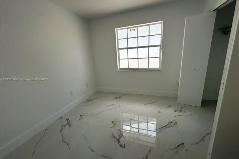 House in Miami, Florida 4 bedrooms, 146.04 sq.m. № 1892229 - photo 9