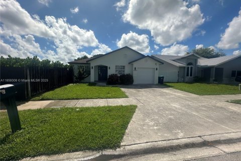 House in Miami, Florida 4 bedrooms, 146.04 sq.m. № 1892229 - photo 20