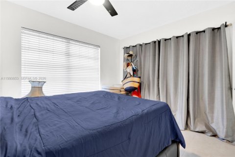 House in Miami, Florida 3 bedrooms, 157.47 sq.m. № 2059074 - photo 23