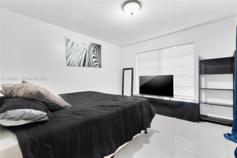 House in Miami, Florida 3 bedrooms, 157.47 sq.m. № 2059074 - photo 17