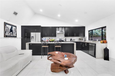 House in Miami, Florida 3 bedrooms, 157.47 sq.m. № 2059074 - photo 12