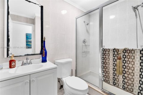 House in Miami, Florida 3 bedrooms, 157.47 sq.m. № 2059074 - photo 20