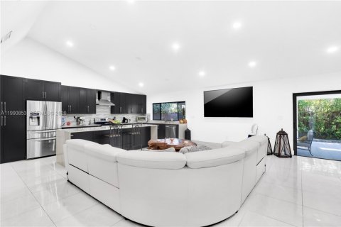 House in Miami, Florida 3 bedrooms, 157.47 sq.m. № 2059074 - photo 9