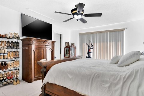 House in Miami, Florida 3 bedrooms, 157.47 sq.m. № 2059074 - photo 25