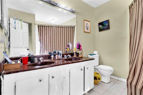 House in Miami, Florida 3 bedrooms, 157.47 sq.m. № 2059074 - photo 28