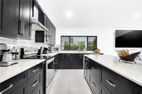House in Miami, Florida 3 bedrooms, 157.47 sq.m. № 2059074 - photo 5