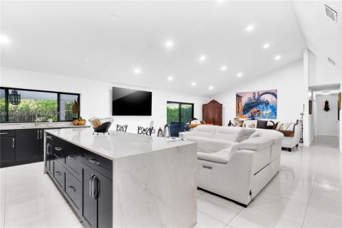 House in Miami, Florida 3 bedrooms, 157.47 sq.m. № 2059074 - photo 8