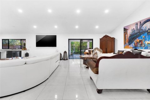 House in Miami, Florida 3 bedrooms, 157.47 sq.m. № 2059074 - photo 13