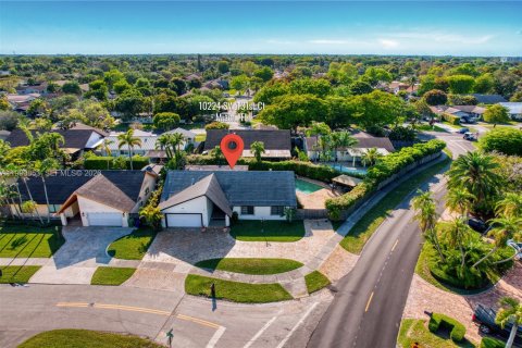 House in Miami, Florida 3 bedrooms, 157.47 sq.m. № 2059074 - photo 2