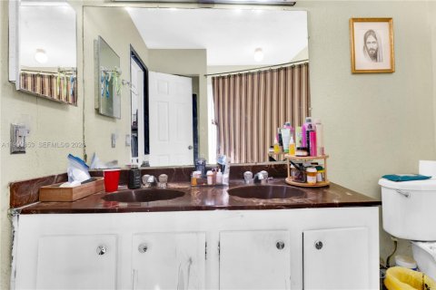 House in Miami, Florida 3 bedrooms, 157.47 sq.m. № 2059074 - photo 29