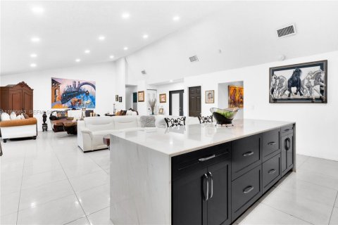 House in Miami, Florida 3 bedrooms, 157.47 sq.m. № 2059074 - photo 10