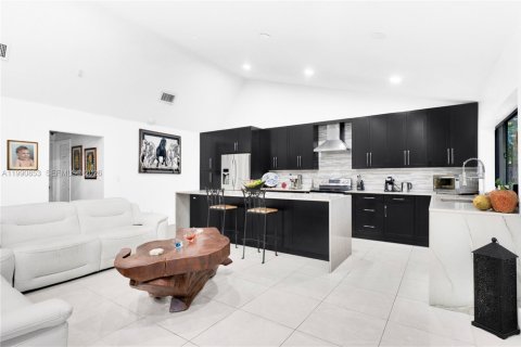 House in Miami, Florida 3 bedrooms, 157.47 sq.m. № 2059074 - photo 7