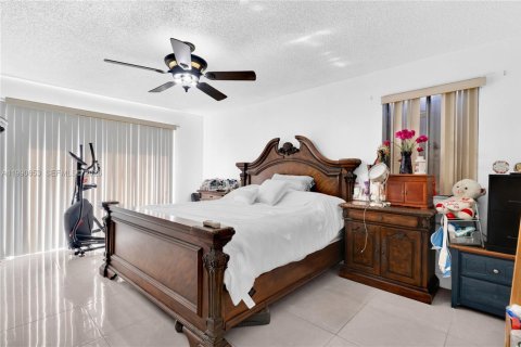 House in Miami, Florida 3 bedrooms, 157.47 sq.m. № 2059074 - photo 24