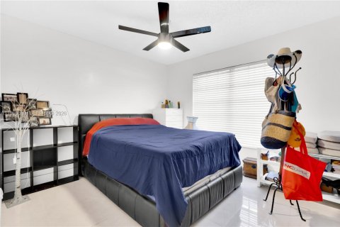 House in Miami, Florida 3 bedrooms, 157.47 sq.m. № 2059074 - photo 21