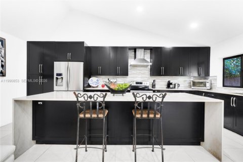 House in Miami, Florida 3 bedrooms, 157.47 sq.m. № 2059074 - photo 4