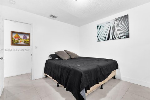 House in Miami, Florida 3 bedrooms, 157.47 sq.m. № 2059074 - photo 18