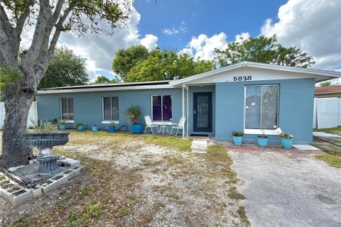 House in Orlando, Florida 3 bedrooms, 116.59 sq.m. № 2206238