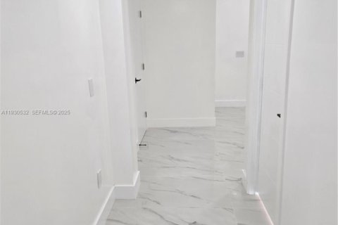 Снять в аренду виллу или дом в Норт-Майами, Флорида 2 спальни, № 1990618 - фото 1