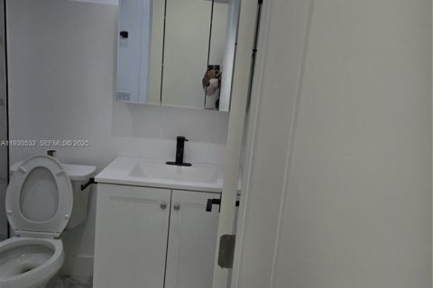 Снять в аренду виллу или дом в Норт-Майами, Флорида 2 спальни, № 1990618 - фото 9