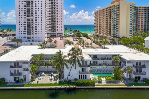 Condominio en alquiler en Hollywood, Florida, 1 dormitorio, 68.56 m2 № 1886653 - foto 1