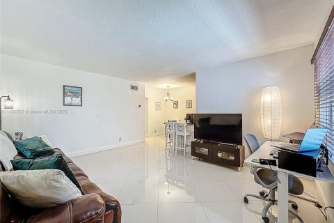 Condominio en alquiler en Hollywood, Florida, 1 dormitorio, 68.56 m2 № 1886653 - foto 4