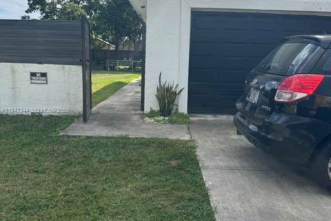 Immobilier commercial à Miami, Floride 1 chambre, 141.58 m2 № 1999602