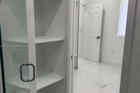Immobilier commercial à louer à Miami, Floride: 1 chambre, 141.58 m2 № 1999602 - photo 12