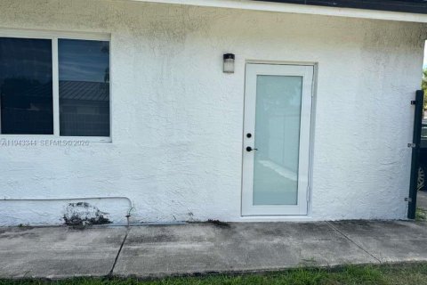 Immobilier commercial à louer à Miami, Floride: 1 chambre, 141.58 m2 № 1999602 - photo 3