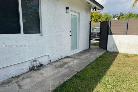 Immobilier commercial à louer à Miami, Floride: 1 chambre, 141.58 m2 № 1999602 - photo 2