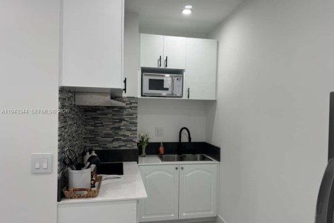 Immobilier commercial à louer à Miami, Floride: 1 chambre, 141.58 m2 № 1999602 - photo 10