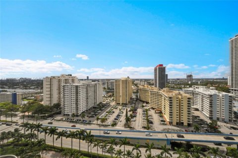 Condo in Hallandale Beach, Florida, 1 bedroom  № 2052983 - photo 3