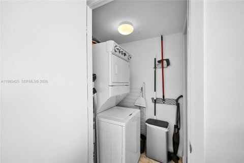 Condo in Hallandale Beach, Florida, 1 bedroom  № 2052983 - photo 19