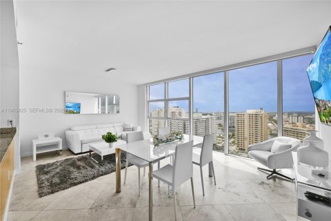 Condo in Hallandale Beach, Florida, 1 bedroom  № 2052983 - photo 7